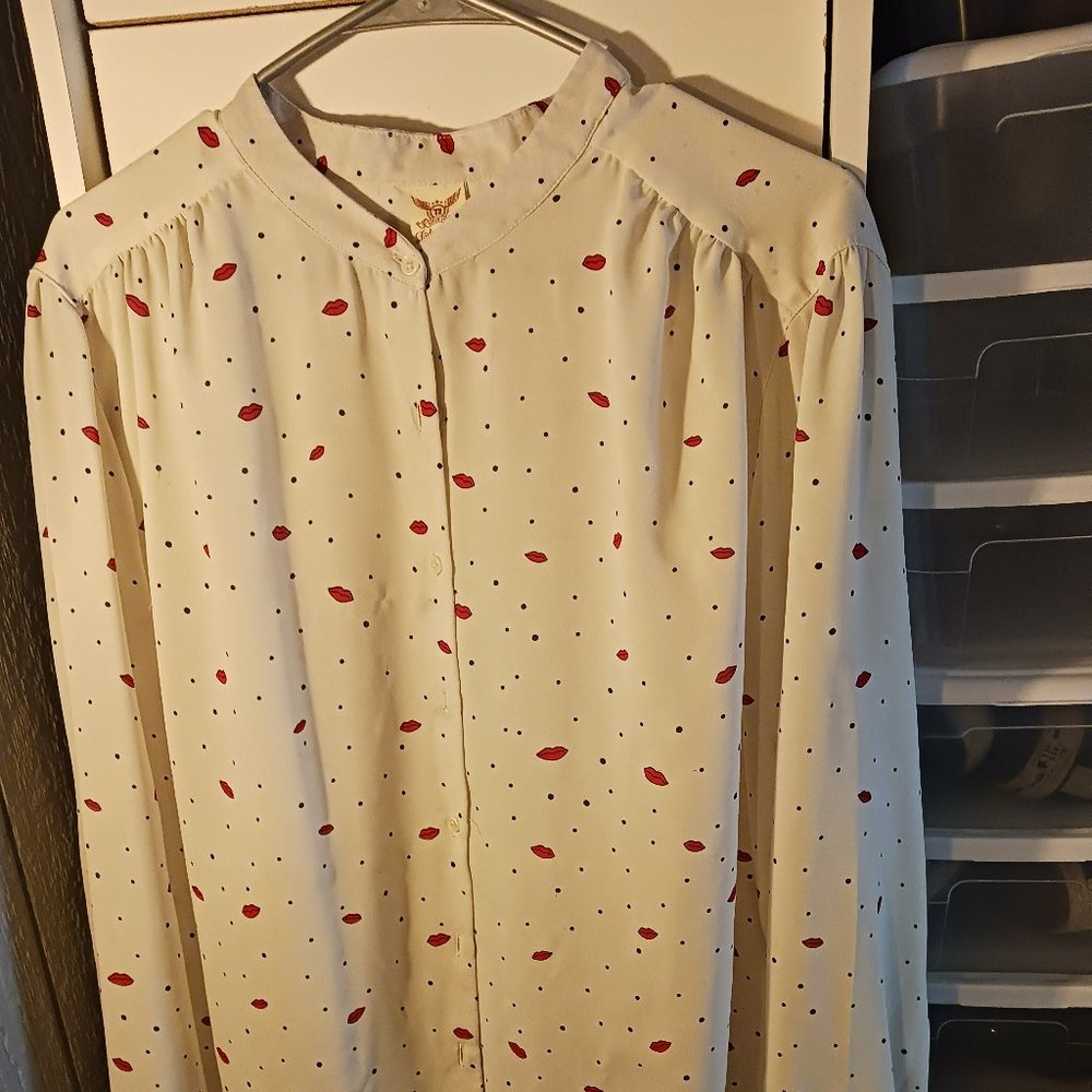 women's long-sleeved blouse with fun lip prints